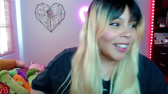 Snapshot of EllieMoonX chatting on 11.12.25 EllieMoonX online show from 11.12.25