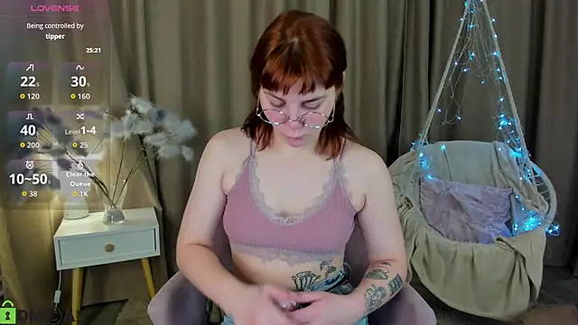 Snapshot of Rene_Shine chatting on 11.13.25 Rene Shine online show from 11.13.25