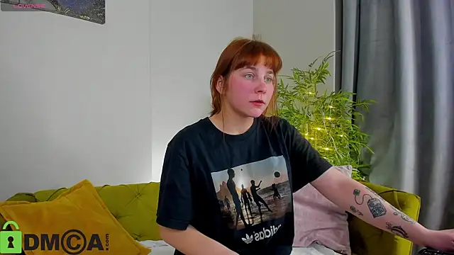 Snapshot of Rene_Shine chatting on 11.30.25 Rene Shine online show from 11.30.25