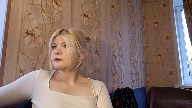 Snapshot of EllenMompoint chatting on 10.28.25 EllenMompoint online show from 10.28.25