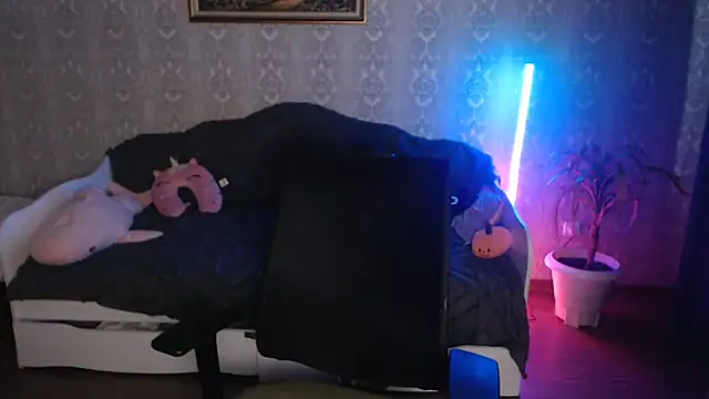 Yummy Gloria online show from 12.02.25