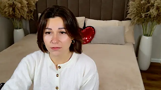 Snapshot of EdenSolis chatting on 11.16.25 EdenSolis online show from 11.16.25