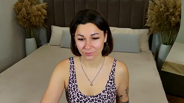 Snapshot of EdenSolis chatting on 11.28.25 EdenSolis online show from 11.28.25