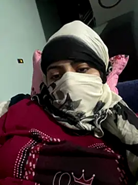 Snapshot of Crazycutiee2 chatting on 11.04.25 Crazycutiee2 online show from 11.04.25