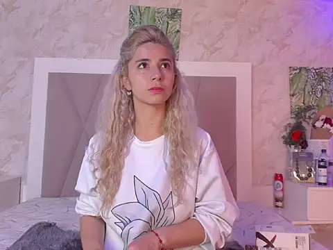 Snapshot of Sophie_teller chatting on 12.15.25 Sophie teller online show from 12.15.25