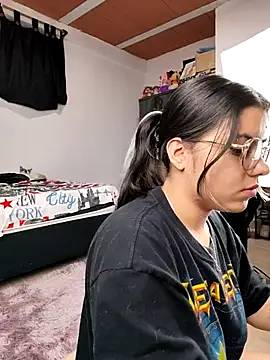 Snapshot of harper_ks chatting on 11.19.25 harper ks online show from 11.19.25