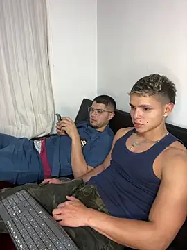 Snapshot of mirallesandbig chatting on 11.08.25 mirallesandbig online show from 11.08.25