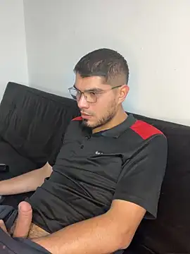 Snapshot of mirallesandbig chatting on 11.22.25 mirallesandbig online show from 11.22.25