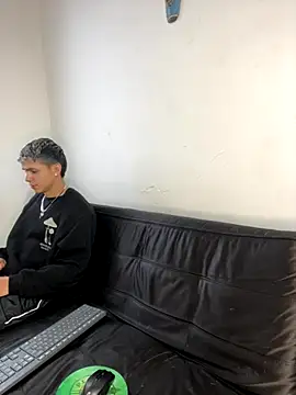 Snapshot of mirallesandbig chatting on 11.30.25 mirallesandbig online show from 11.30.25