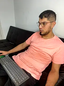 Snapshot of mirallesandbig chatting on 12.04.25 mirallesandbig online show from 12.04.25