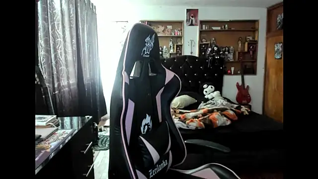 Snapshot of Maki_Zein_ chatting on 10.29.25 Maki Zein  online show from 10.29.25