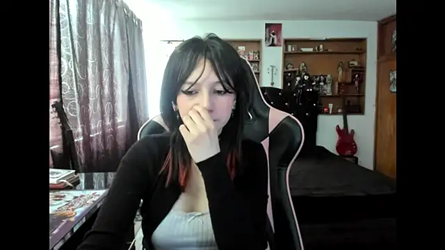 Snapshot of Maki_Zein_ chatting on 10.30.25 Maki Zein  online show from 10.30.25