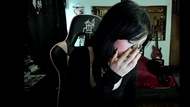 Maki Zein  online show from 04.25.26