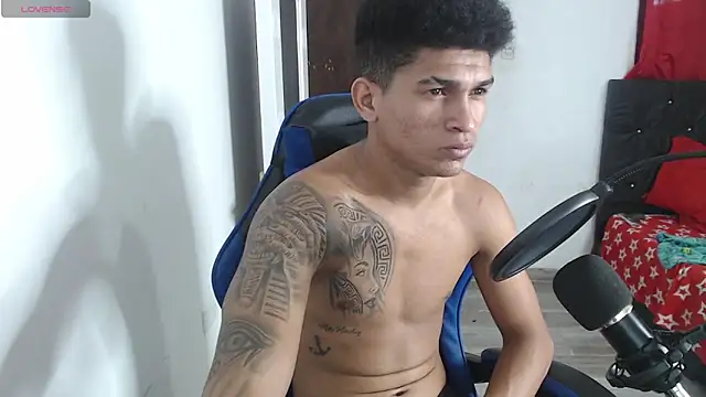 Snapshot of Angel_LatinGuy chatting on 10.19.25 Angel LatinGuy online show from 10.19.25