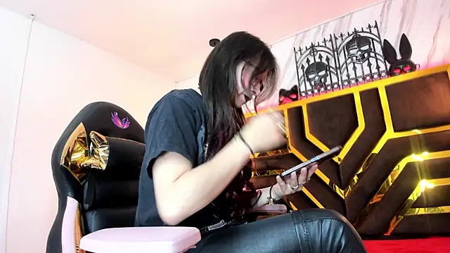 Evangelinejoness  online show from 10.27.25