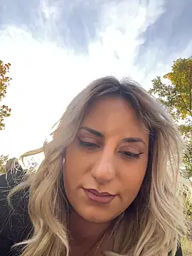 Snapshot of SinfulLovers33 chatting on 10.29.25 SinfulLovers33 online show from 10.29.25