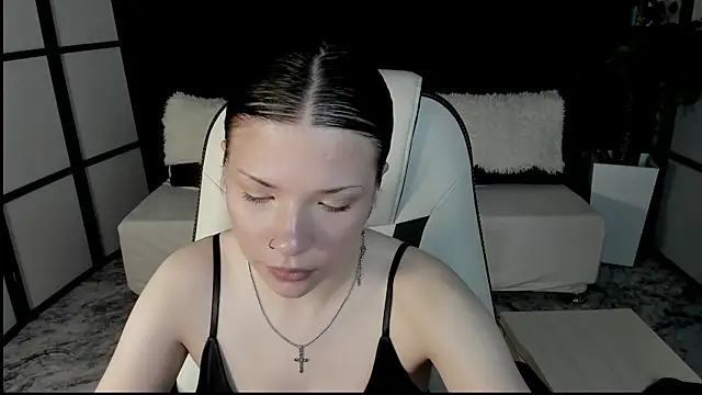 Snapshot of AdelDeRose chatting on 10.21.25 AdelDeRose online show from 10.21.25