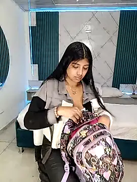 Snapshot of Briseida-White chatting on 10.18.25 Briseida-White online show from 10.18.25