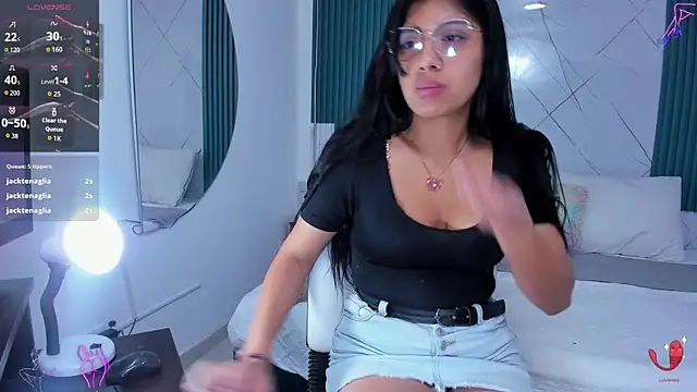 Snapshot of Briseida-White chatting on 10.25.25 Briseida-White online show from 10.25.25