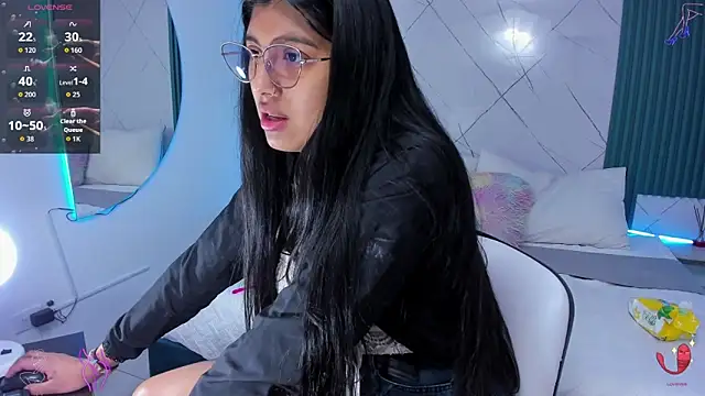 Snapshot of Briseida-White chatting on 10.27.25 Briseida-White online show from 10.27.25