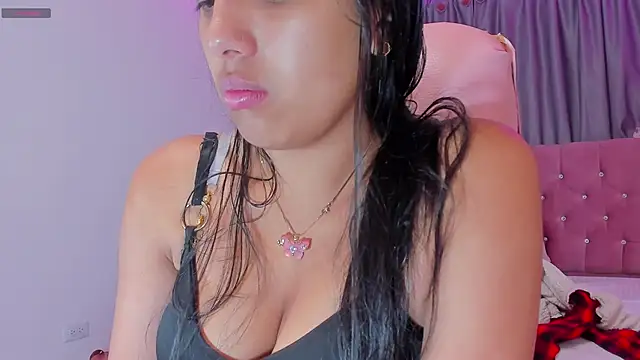 Snapshot of Briseida-White chatting on 11.21.25 Briseida-White online show from 11.21.25