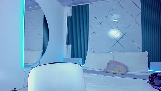 Snapshot of Briseida-White chatting on 11.28.25 Briseida-White online show from 11.28.25