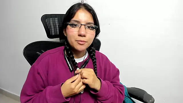 HollyPeach online show from 11.17.25