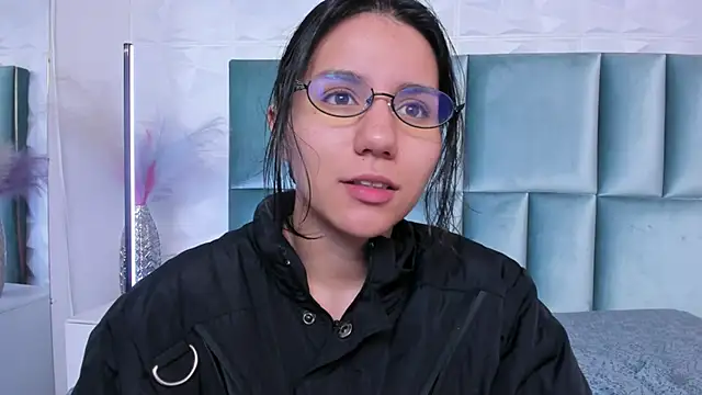 Snapshot of HollyPeach chatting on 06.29.26 HollyPeach online show from 06.29.26