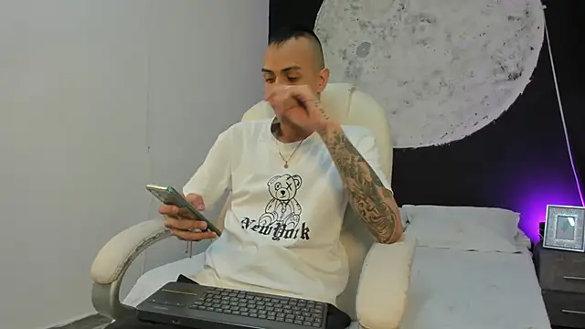 Snapshot of DerryAndIzzy chatting on 10.12.25 DerryAndIzzy online show from 10.12.25