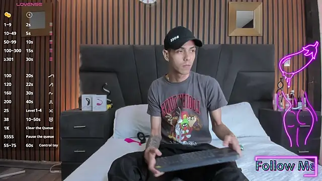 DerryAndIzzy online show from 11.21.25