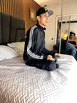 Snapshot of DerryAndIzzy chatting on 01.10.26 DerryAndIzzy online show from 01.10.26