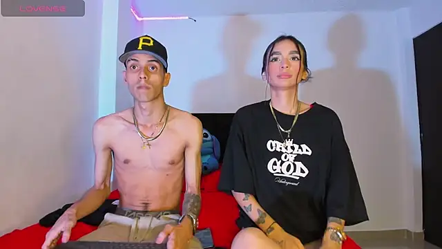 Snapshot of DerryAndIzzy chatting on 02.05.26 DerryAndIzzy online show from 02.05.26