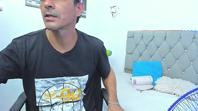 Snapshot of Sofi_And_Santy chatting on 11.23.25 Sofi And Santy online show from 11.23.25