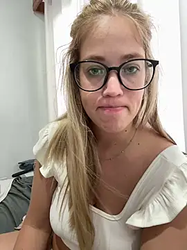 Snapshot of roblondie chatting on 03.02.26 roblondie online show from 03.02.26