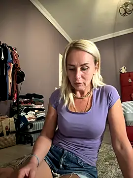 Snapshot of ElenabonyX chatting on 10.24.25 ElenabonyX online show from 10.24.25