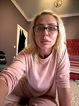 Snapshot of ElenabonyX chatting on 11.13.25 ElenabonyX online show from 11.13.25