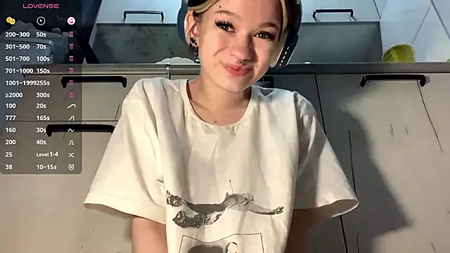 Snapshot of LorRebak chatting on 10.25.25 LorRebak online show from 10.25.25