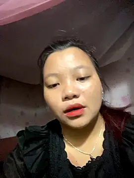Snapshot of minyka chatting on 10.16.25 minyka online show from 10.16.25