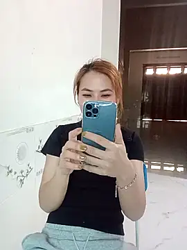 Snapshot of Labi2k chatting on 11.24.25 Labi2k online show from 11.24.25