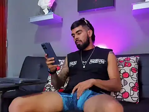 Snapshot of black_kameron_ chatting on 11.04.25 black kameron online show from 11.04.25