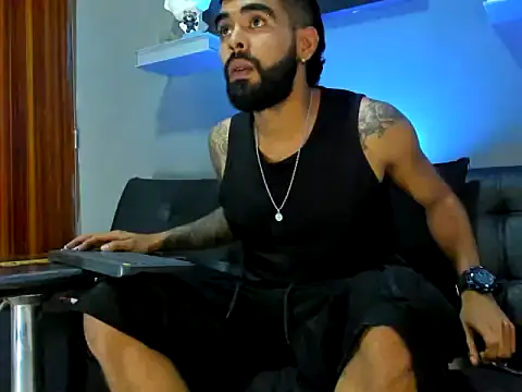 Snapshot of black_kameron_ chatting on 11.06.25 black kameron online show from 11.06.25