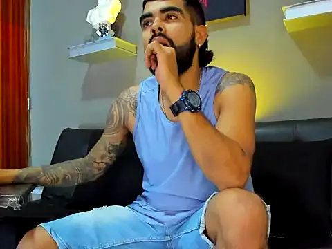 Snapshot of black_kameron_ chatting on 11.10.25 black kameron online show from 11.10.25