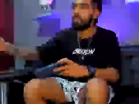 Snapshot of black_kameron_ chatting on 11.12.25 black kameron online show from 11.12.25