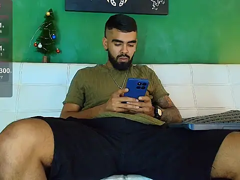 Snapshot of black_kameron_ chatting on 11.15.25 black kameron online show from 11.15.25