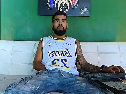 Snapshot of black_kameron_ chatting on 12.01.25 black kameron online show from 12.01.25