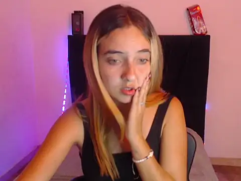 Snapshot of mandyy_petite chatting on 10.17.25 mandyy petite online show from 10.17.25