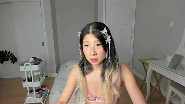 Jiwooe online show from 08.02.26