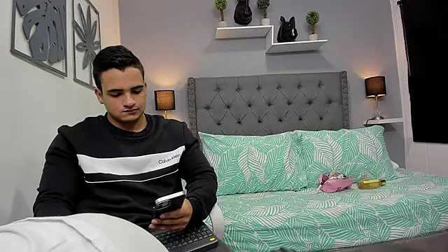 Snapshot of violeta_and_maxx chatting on 10.28.25 violeta and maxx online show from 10.28.25