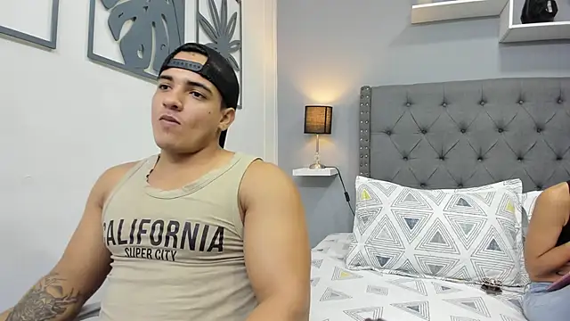 Snapshot of violeta_and_maxx chatting on 11.25.25 violeta and maxx online show from 11.25.25