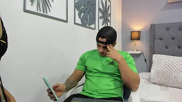 Snapshot of violeta_and_maxx chatting on 12.01.25 violeta and maxx online show from 12.01.25